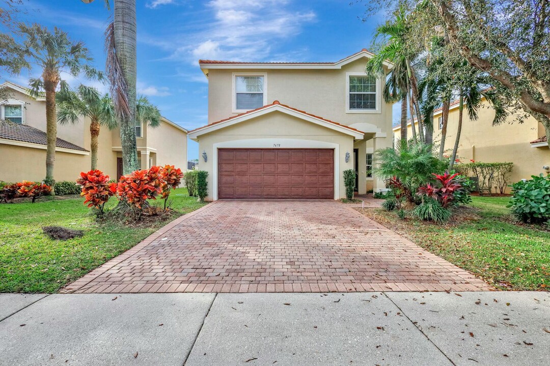 7678 Jewelwood Dr in Boynton Beach, FL - Building Photo