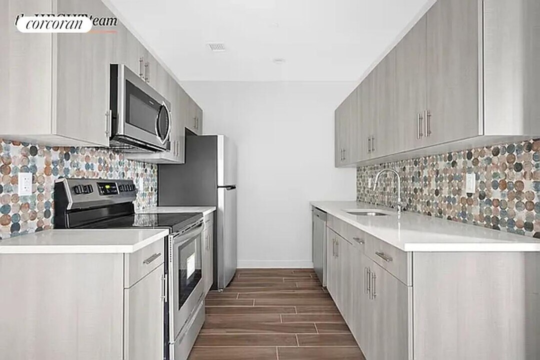 906 E New York Ave in Brooklyn, NY - Building Photo
