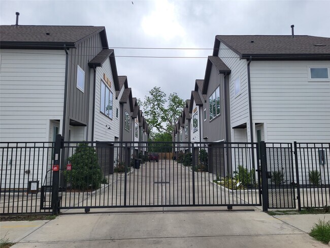 240 Julia St in Houston, TX - Building Photo - Building Photo