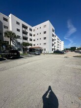 8145 NW 7th St in Miami, FL - Foto de edificio - Building Photo