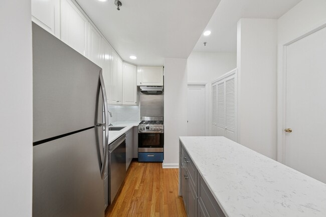 319 Barrow St in Jersey City, NJ - Building Photo - Building Photo