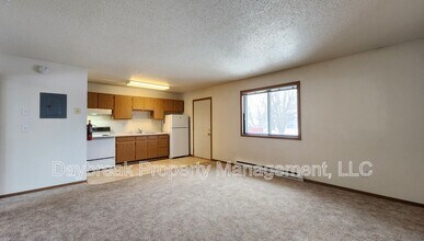 1305 34th St Cir S in Moorhead, MN - Building Photo - Building Photo