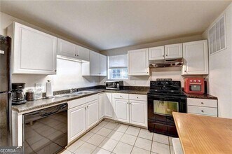 6490 Tuggle Dr in Buford, GA - Foto de edificio - Building Photo