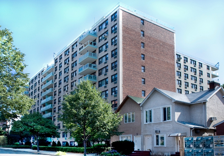 Carlton Plaza in Brooklyn, NY - Foto de edificio