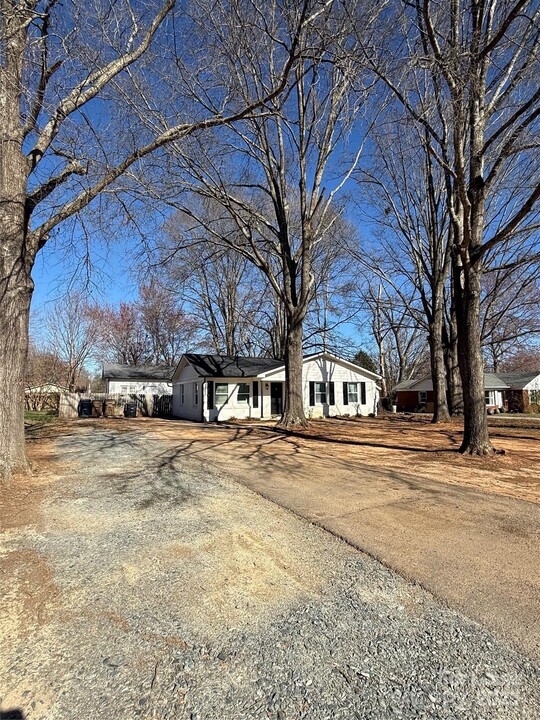 8006 Hemby Wood Dr in Indian Trail, NC - Building Photo