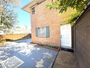 6315 Deerwood Rd in Houston, TX - Building Photo - Building Photo