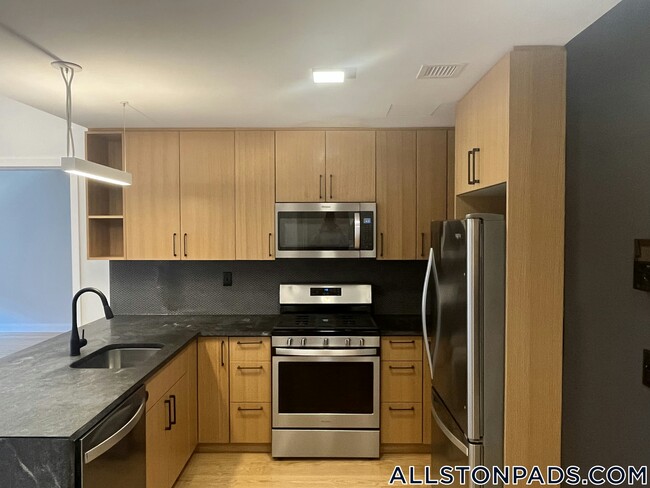 83 Gardner St, Unit 306 in Boston, MA - Foto de edificio - Building Photo