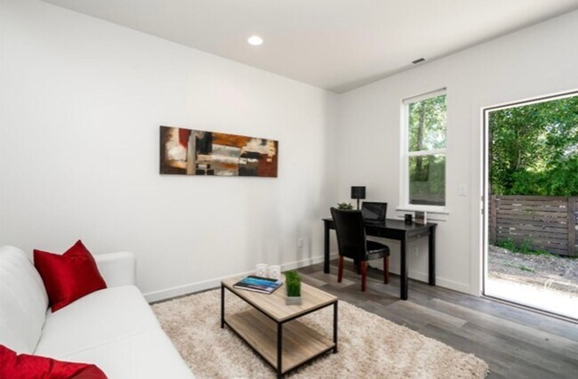 property at 909 N 17th Ave