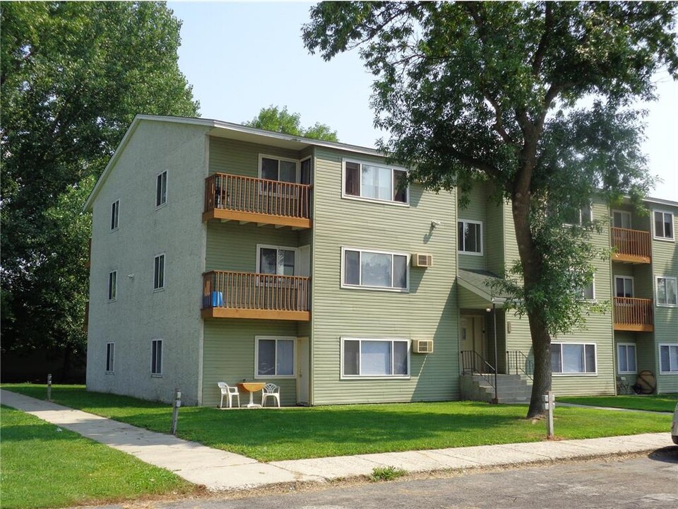 808 Evergreen Ave in Olivia, MN - Building Photo