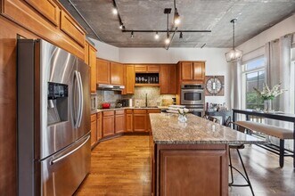 1616 Fountain View Dr in Houston, TX - Building Photo - Building Photo