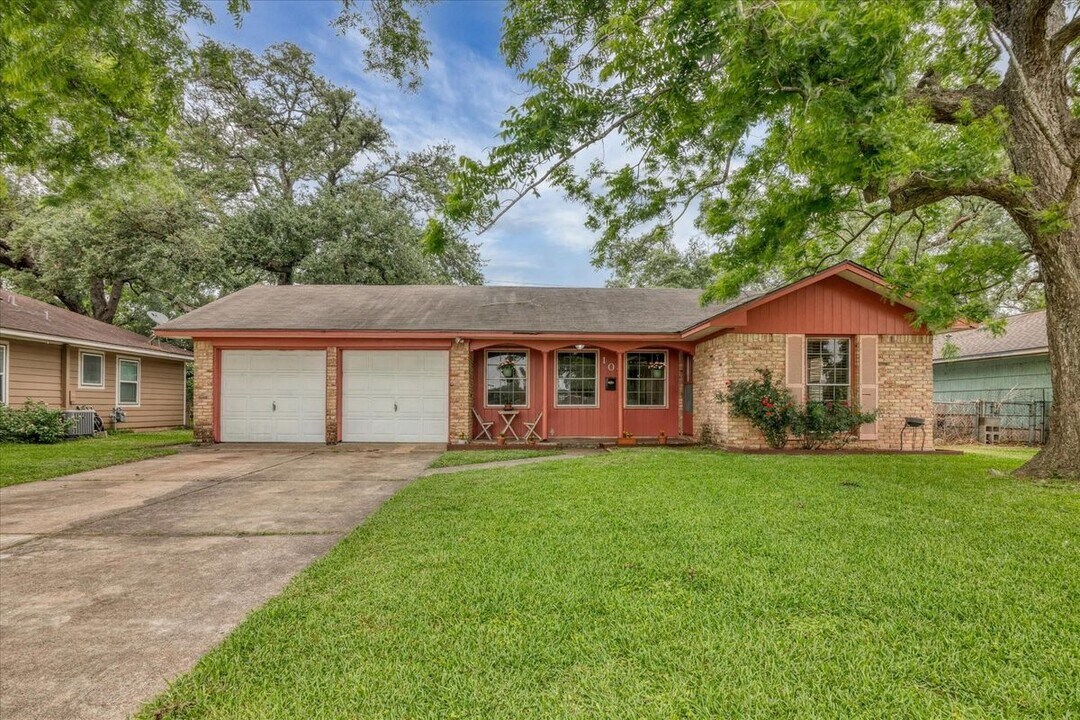 107 Ash Ln in Lake Jackson, TX - Building Photo