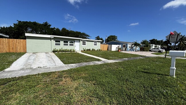 3945 Ocala Rd in Atlantis, FL - Building Photo - Building Photo