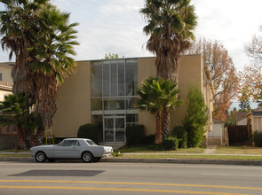 6440 Woodley Ave in Van Nuys, CA - Building Photo - Building Photo