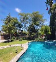 5122 Lindley Ave in Encino, CA - Foto de edificio - Building Photo