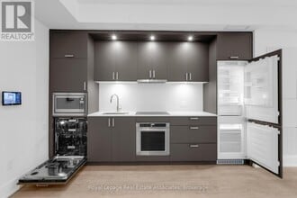 259 The Kingsway in Toronto, ON - Building Photo - Building Photo