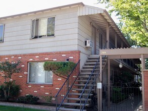 V Street Apartments in Sacramento, CA - Building Photo - Building Photo