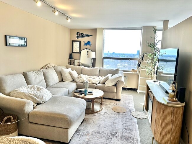 1355 N Sandburg Terrace in Chicago, IL - Building Photo - Building Photo