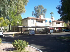 7557 N Dreamy Draw Dr in Phoenix, AZ - Building Photo - Building Photo