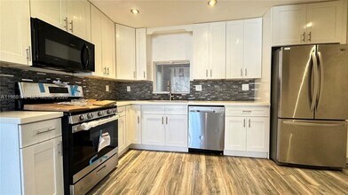 8450 NW 26th St in Sunrise, FL - Building Photo - Building Photo