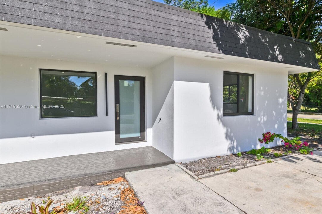 1595 NE 143rd St-Unit -1 in North Miami, FL - Building Photo