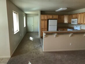 1633 NE Lotus Dr in Bend, OR - Building Photo - Building Photo