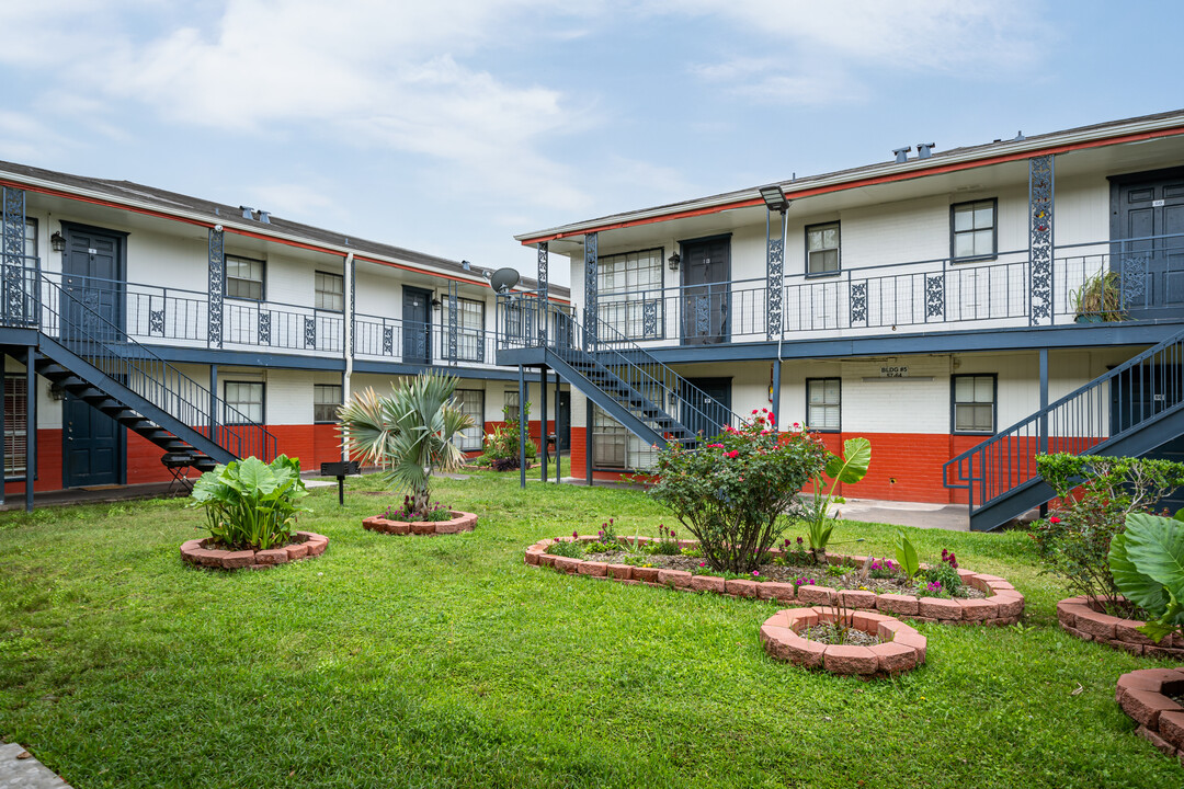 Glen Willow Apartments in Houston, TX - Building Photo