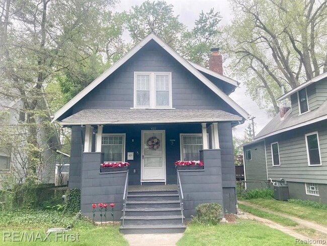 property at 429 E Kenilworth Ave