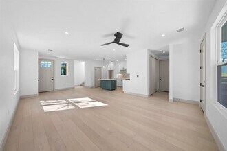 512 W St Johns Ave in Austin, TX - Building Photo - Building Photo