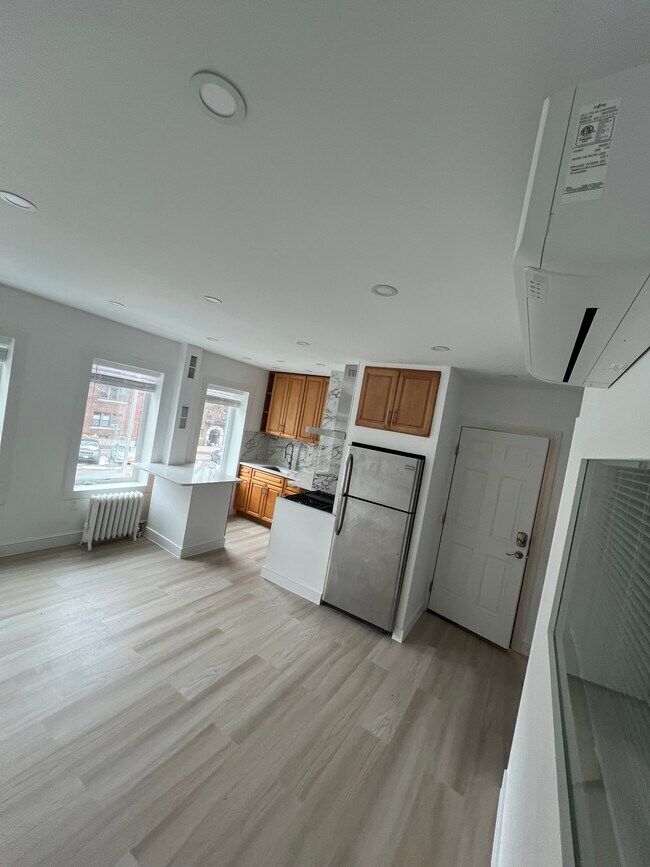 2043 31st St in Astoria, NY - Foto de edificio - Building Photo