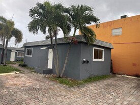 2131 Lincoln St in Hollywood, FL - Building Photo