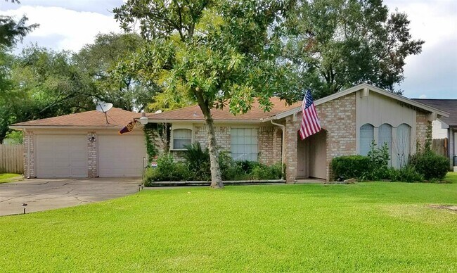3800 Kingsway Dr in Baytown, TX - Foto de edificio - Building Photo