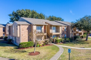 Meadow Park in Alvin, TX - Building Photo