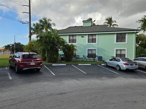 4092 N Pine Island Rd in Sunrise, FL - Building Photo - Building Photo