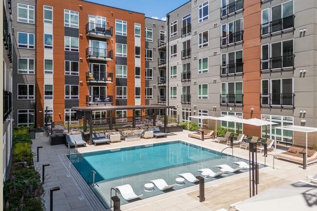 Bemiston Place Apartments in Clayton, MO - Foto de edificio - Building Photo