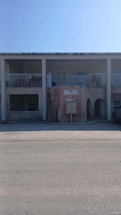 6 J And E N St in Hidalgo, TX - Building Photo