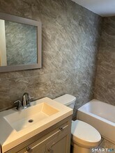 240 Scott St in Naugatuck, CT - Foto de edificio - Building Photo