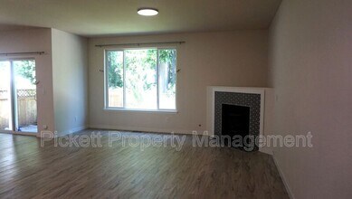3040 NE Yale Way in Bremerton, WA - Building Photo - Building Photo