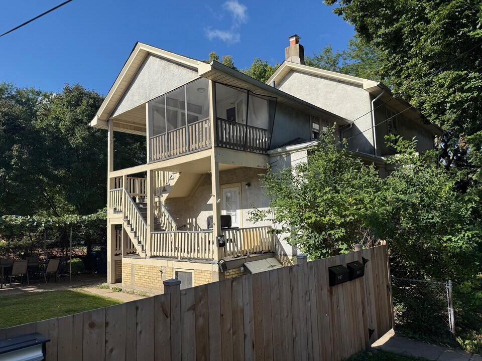 947 Florence Ave, Unit 2 in Evanston, IL - Foto de edificio
