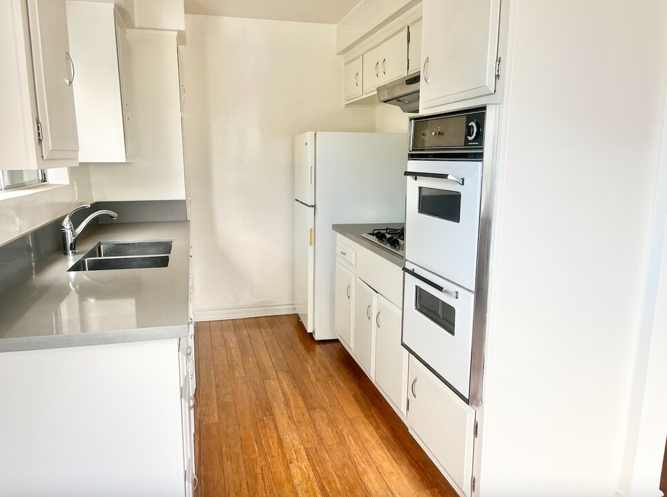 1036 N Crescent Heights Blvd in West Hollywood, CA - Building Photo