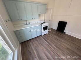 147 Essex St in Bangor, ME - Building Photo