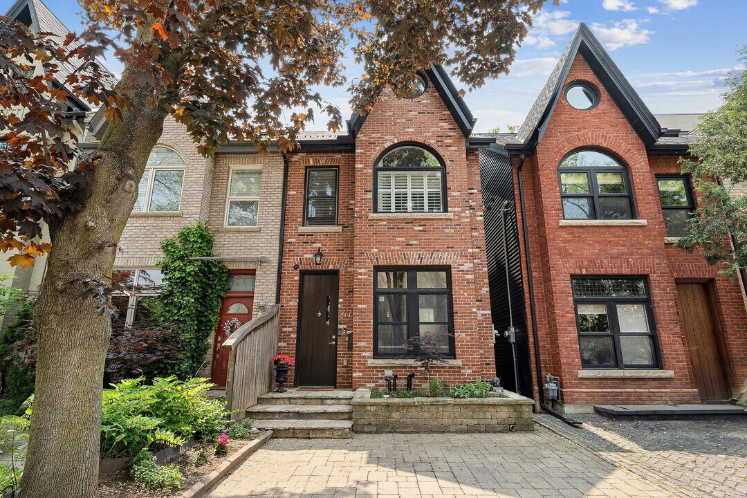47 Marlborough Ave in Toronto, ON - Building Photo