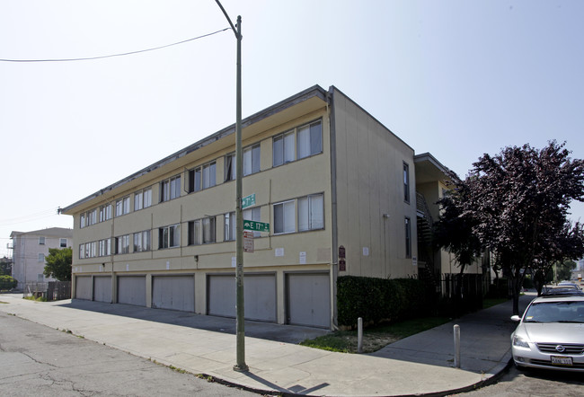 Viking Apartments in Oakland, CA - Building Photo - Building Photo