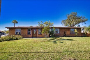 4330 Shamrock Dr in Venice, FL - Building Photo