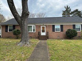 904 Forestview Dr in Colonial Heights, VA - Building Photo