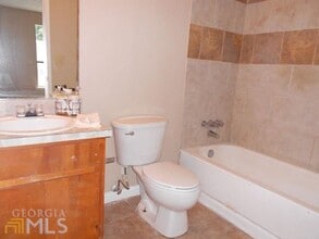 132 Sandalwood Cir in Lawrenceville, GA - Foto de edificio - Building Photo