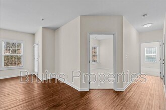 2606 Pennoak Way in Greensboro, NC - Foto de edificio - Building Photo