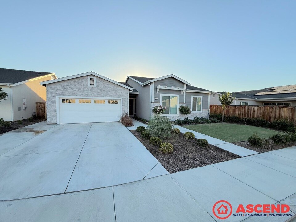 3201 Little Bear Wy in Shafter, CA - Building Photo