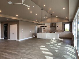 19131 Gateway Loop in Bend, OR - Building Photo