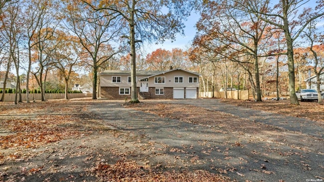 00 hidden for privacy in Holtsville, NY - Building Photo - Building Photo