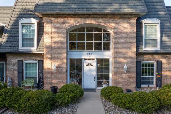 Chateau Richelieu in Peoria, IL - Foto de edificio - Building Photo